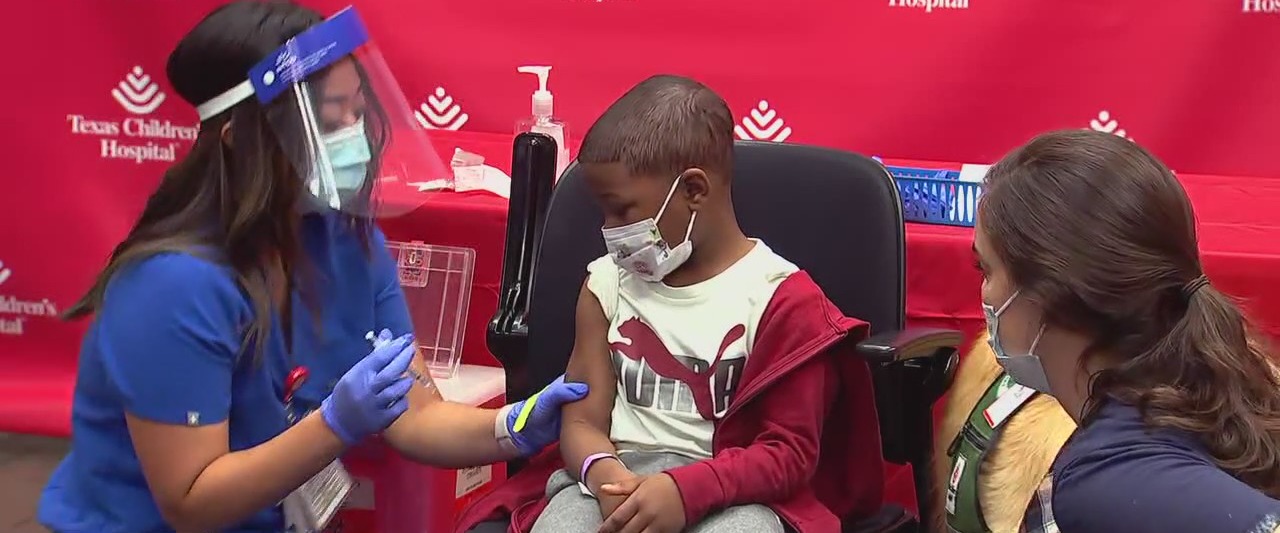 Treating COVID-19 amid mandates, threat level slightly decreasing in Harris Co.