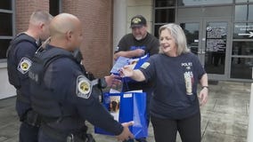 Friendswood couple spreads holiday cheer to K9 police officers