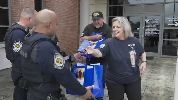Friendswood couple spreads holiday cheer to K9 police officers