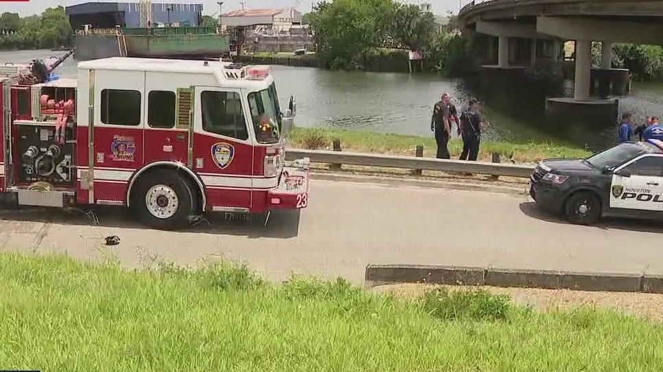 Teenage girl drowns after vehicle crashes into Houston bayou