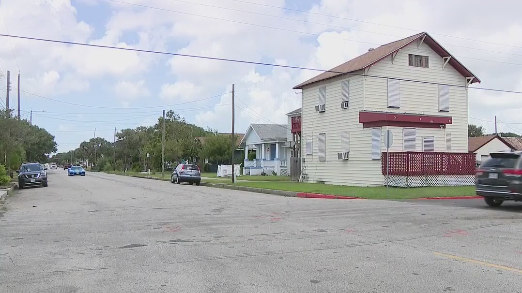 2 children, 2 adults killed after suspected drunk driver crashes into golf cart