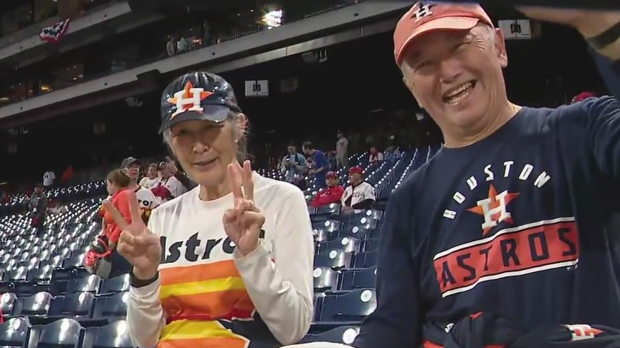 Houston Astros fans get ready for Game 3 against Phillies