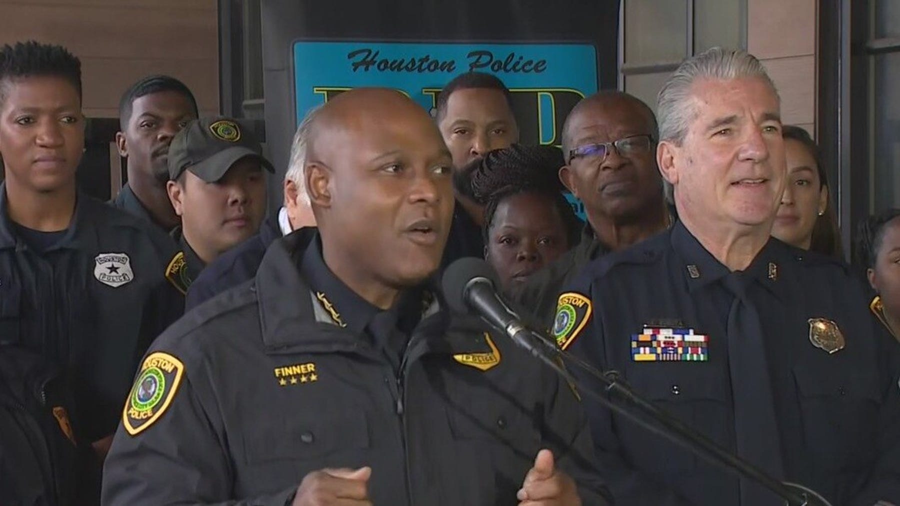 Houston PD offers holiday shopping safety tips for residents
