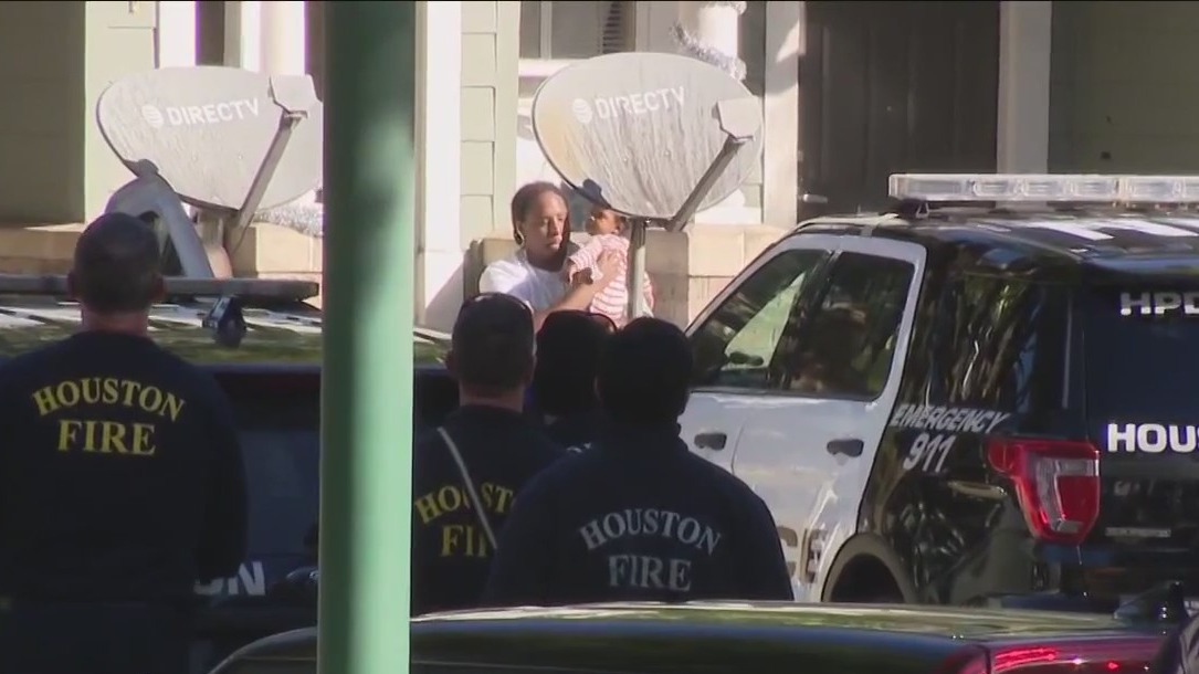 Man taken into custody after SWAT standoff | FOX 26 Houston
