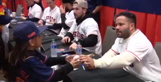 Houston Astros FanFest: Players sign autographs, take pictures with fans
