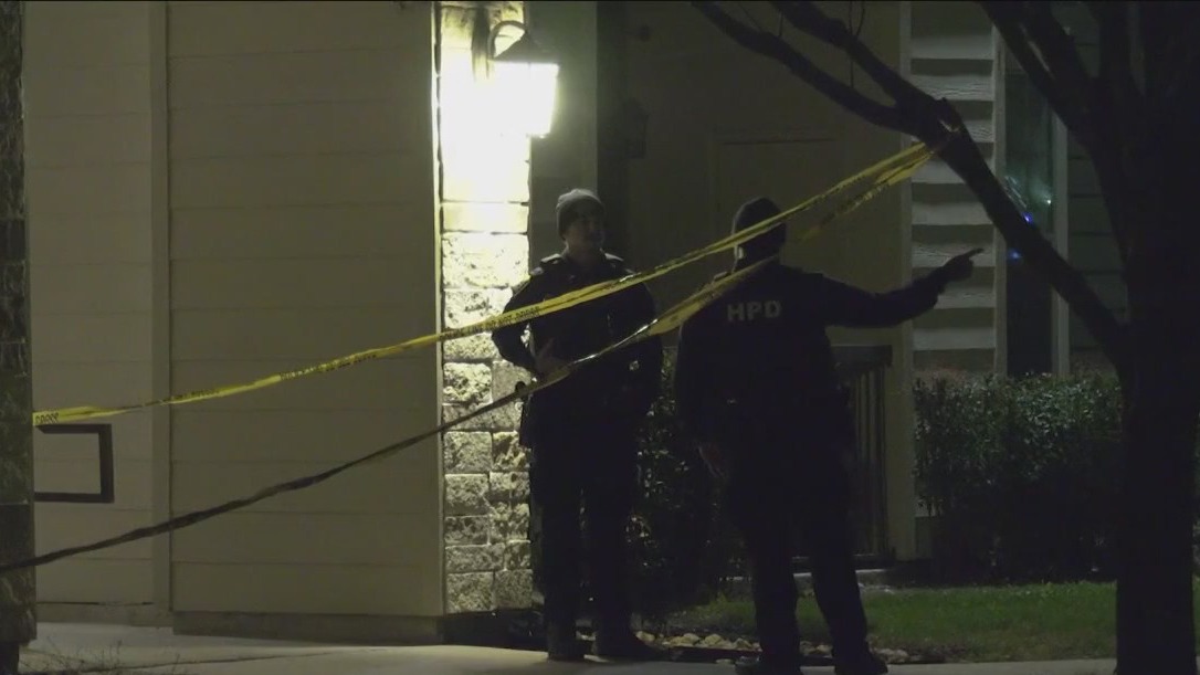 Man shot while trying to fight officer in Kingwood