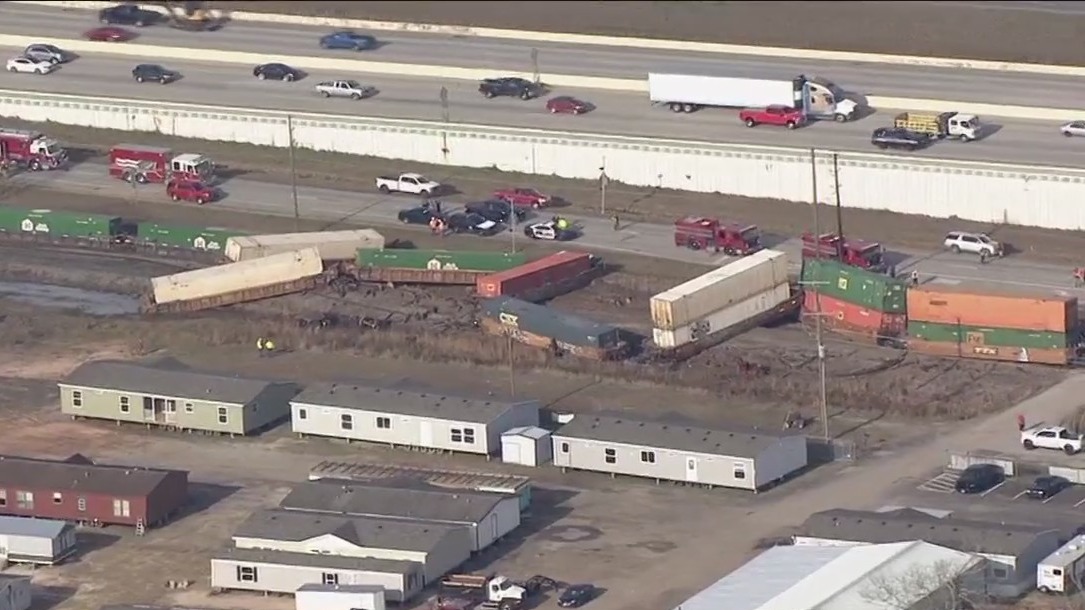 1 dead after train, truck crash that caused derailment near Splendora ...