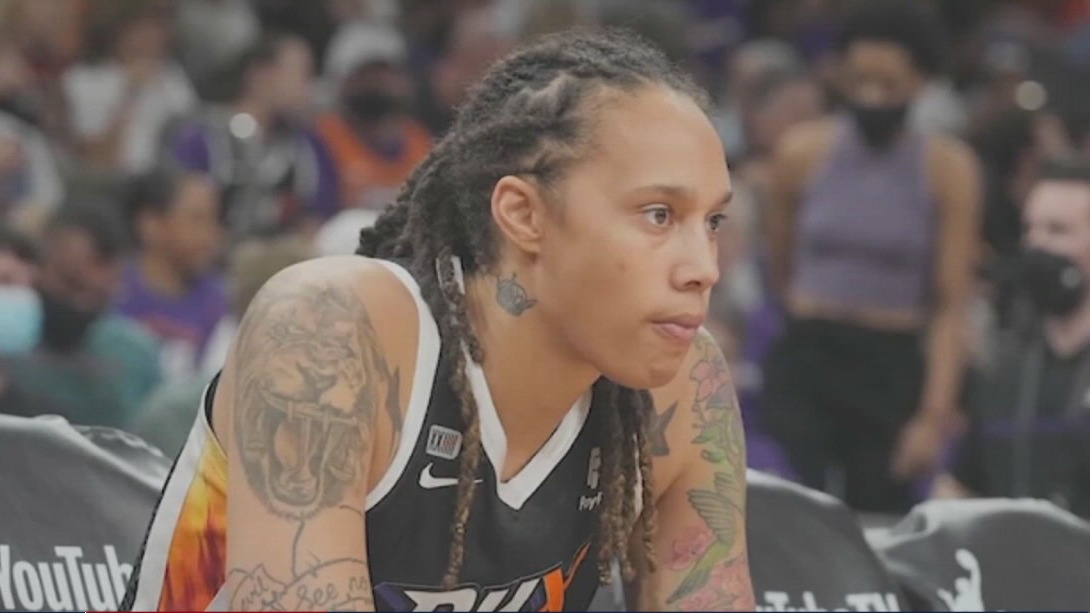 Brittney Griner signs with Phoenix Mercury
