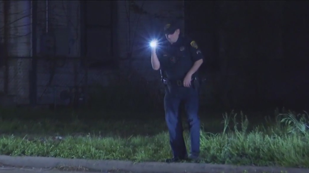Man found in car with multiple gunshot wounds in Houston's 5th Ward ...