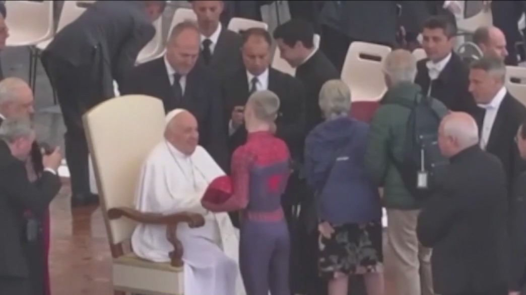 Spider-man took time to visit Pope Francis during mass