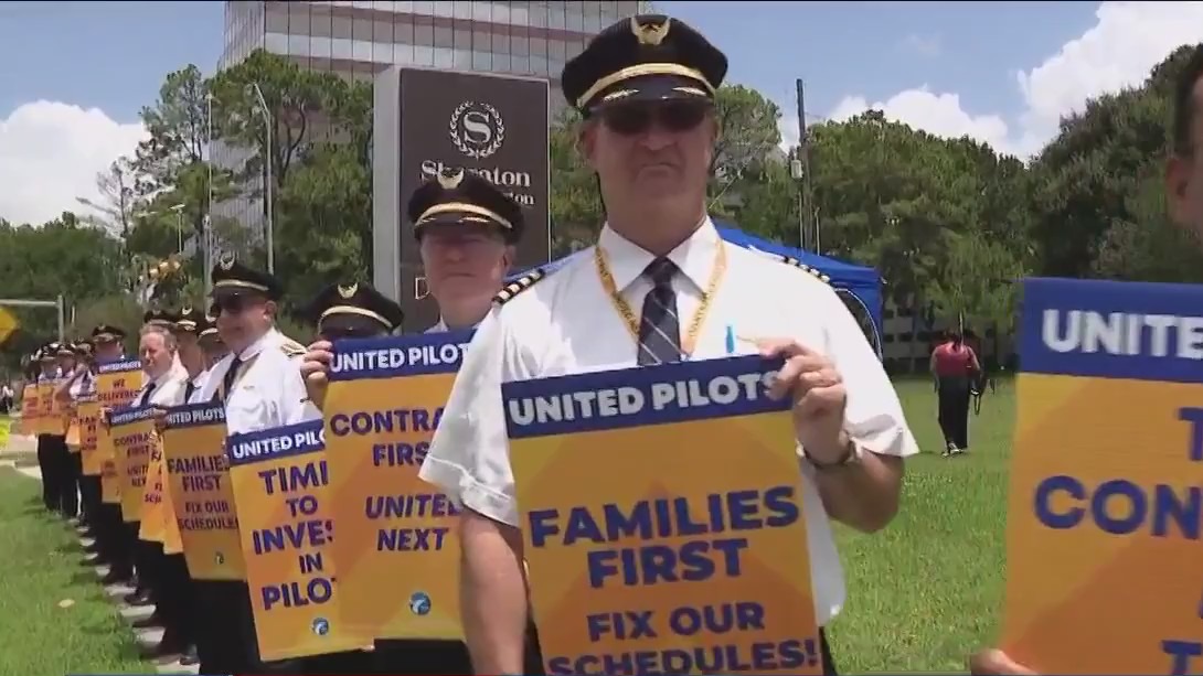 United Airlines picket, demand new contracts