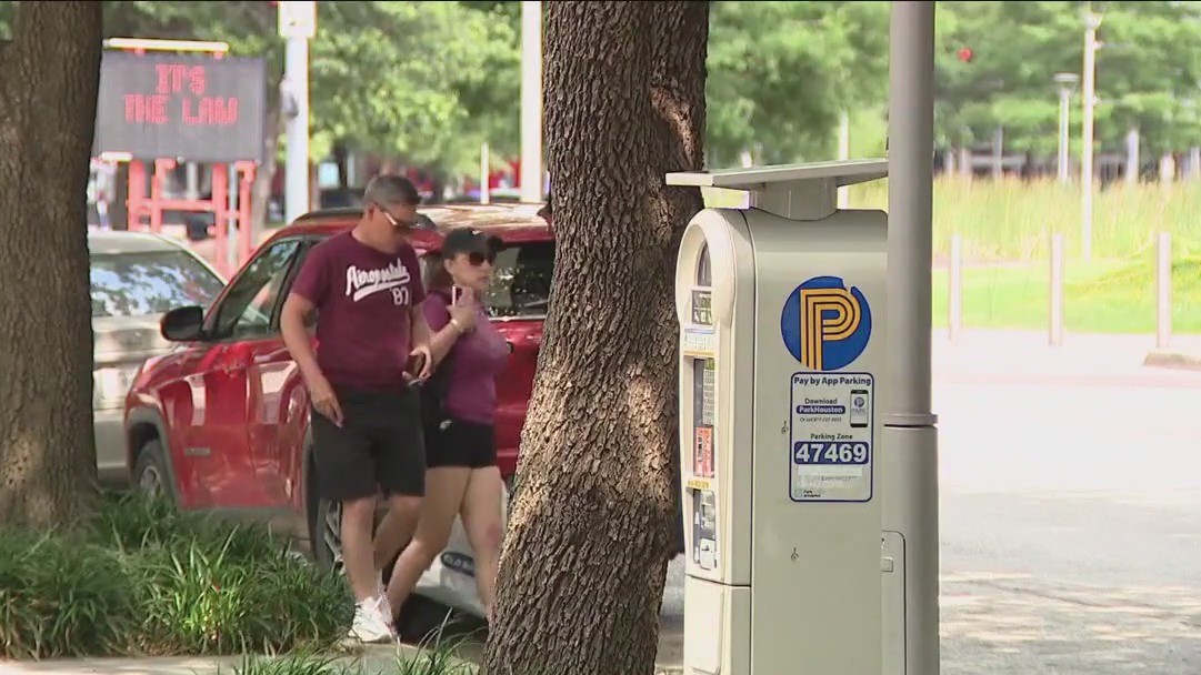 City of Houston considers extending paying at parking meters until midnight