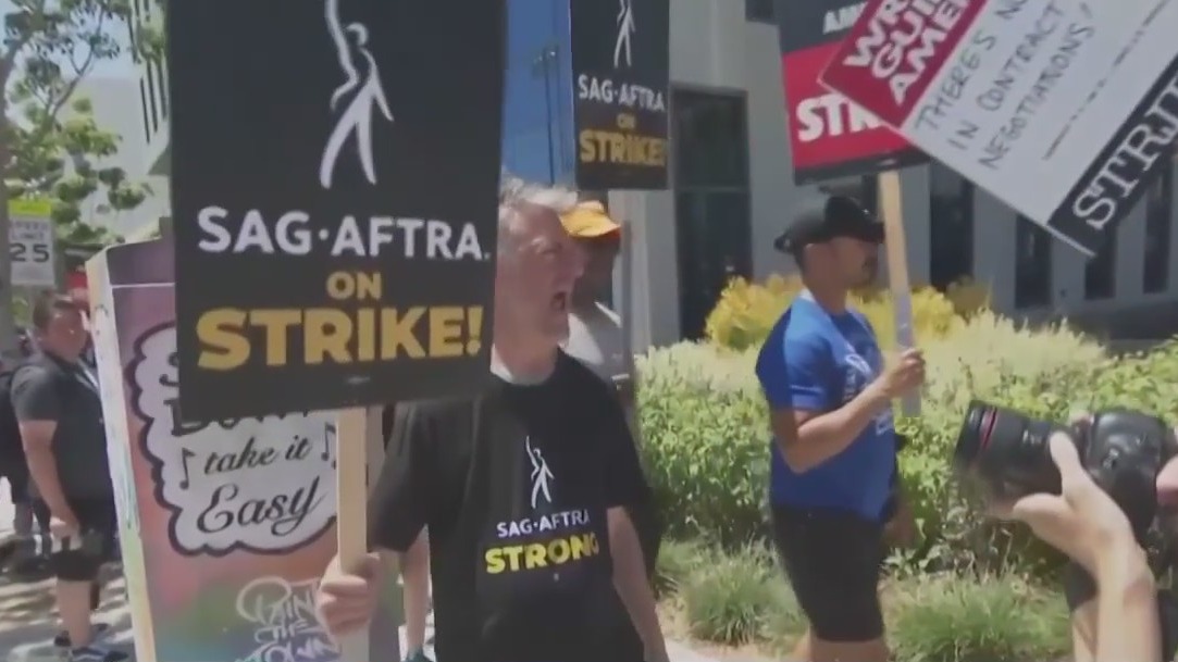 Actors, writers continue strike on Hollywood