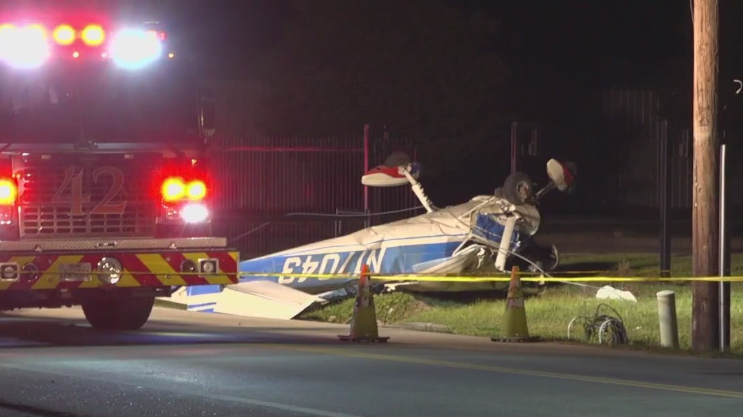 One killed in small plane crash in Houston