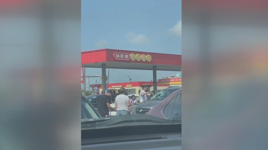 Baby rescued from hot car in H-E-B parking lot