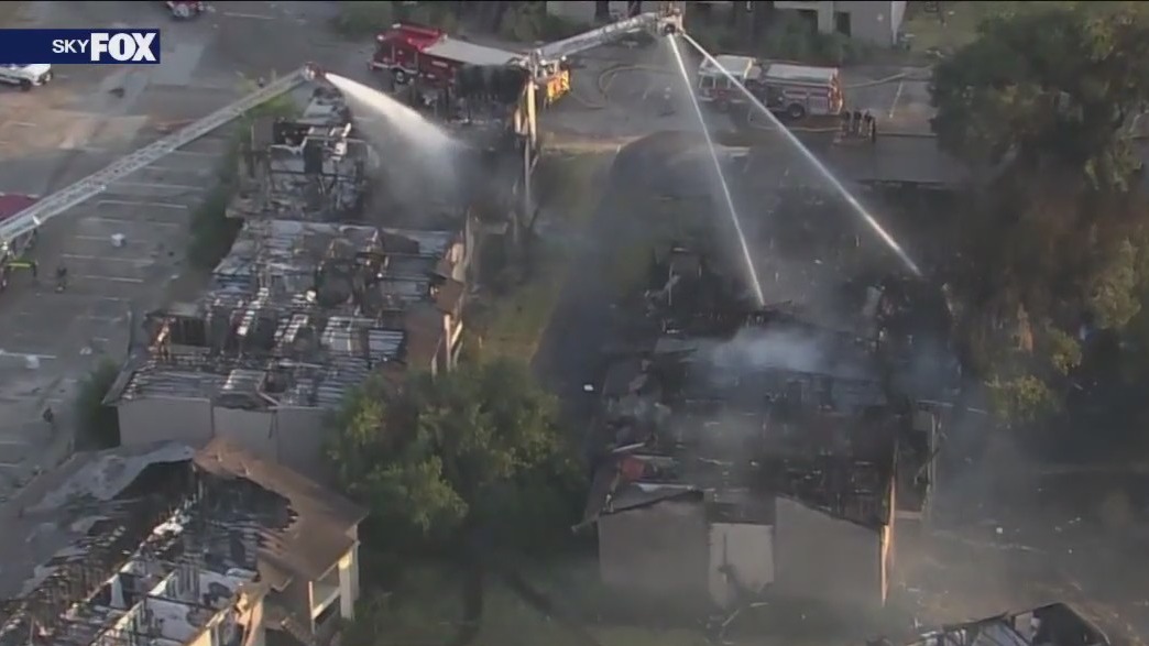 Fire rips through abandoned apartment complex | FOX 26 Houston