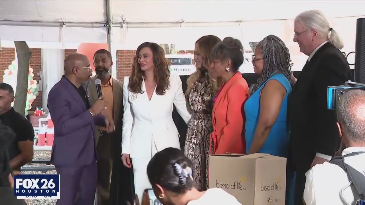 Beyonc? in Houston with Mother Tina Knowles