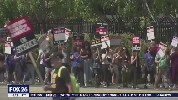 Actors remain on strike after UAW strike ends