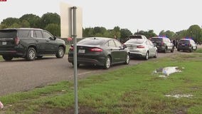 Off-duty officer witness suspects robbing with gun