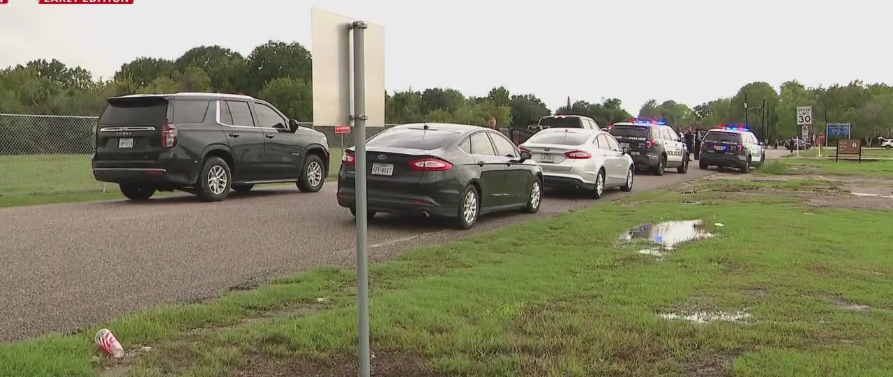 Off-duty officer witness suspects robbing with gun