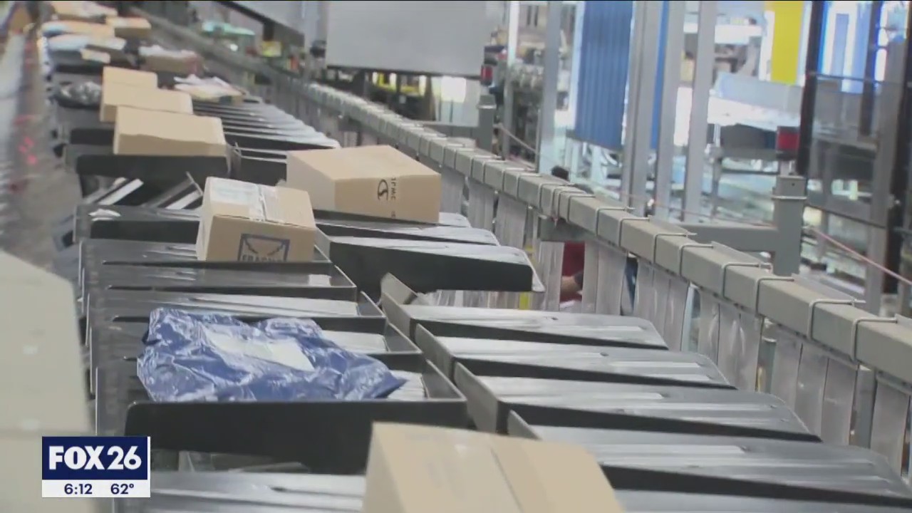 UPS and FedEx offer holiday shipping discounts