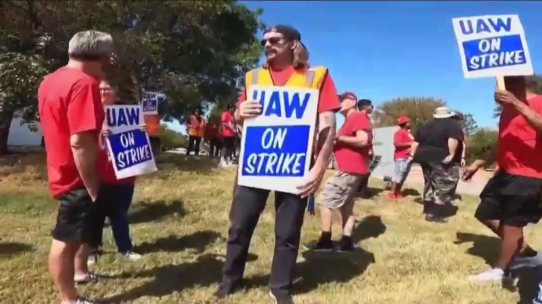 Auto workers to extend strike again