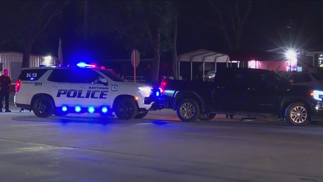 Baytown police searching for burglary suspects