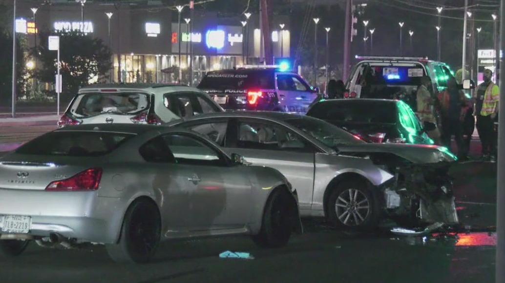 One dead after teens steal, crash car in Houston