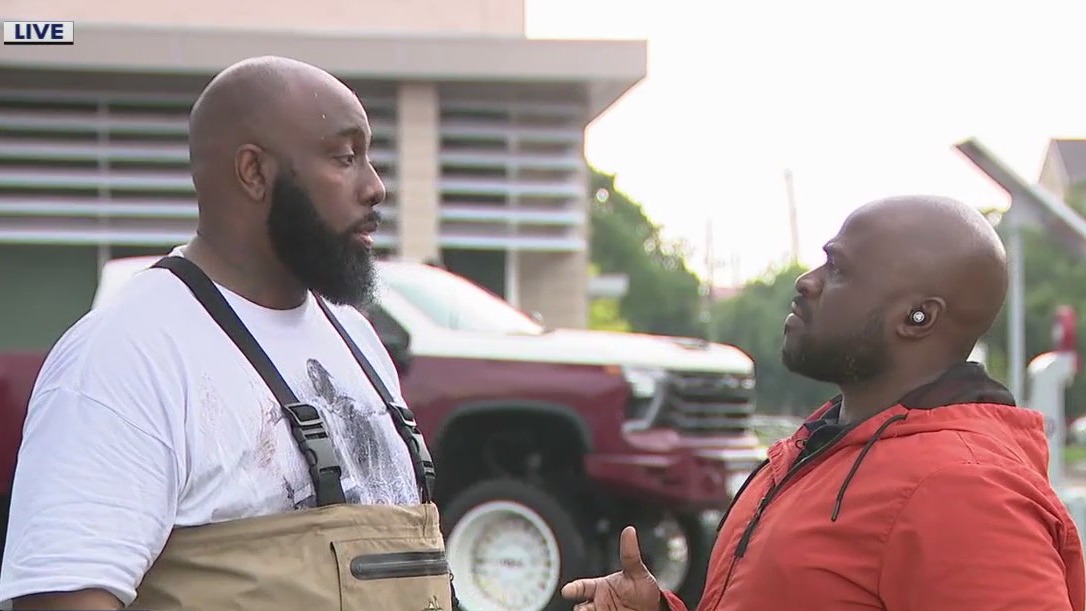 Trae tha Truth aids senior citizens, Houston area
