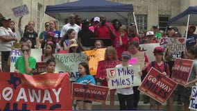 March to save Houston ISD held at City Hall
