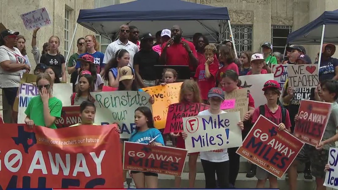 March to save Houston ISD held at City Hall