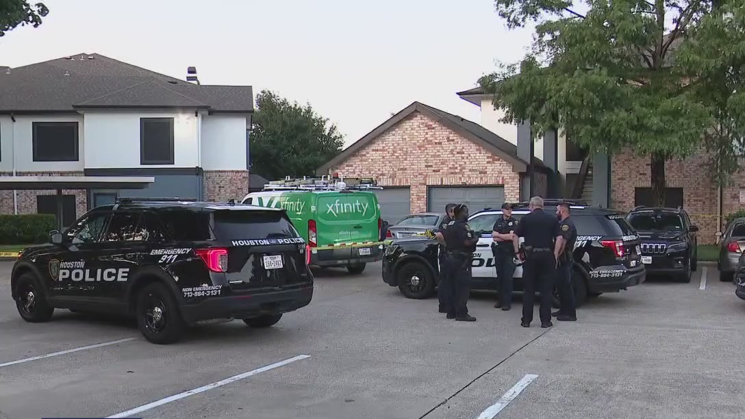 Child left in hot car dies in northwest Houston