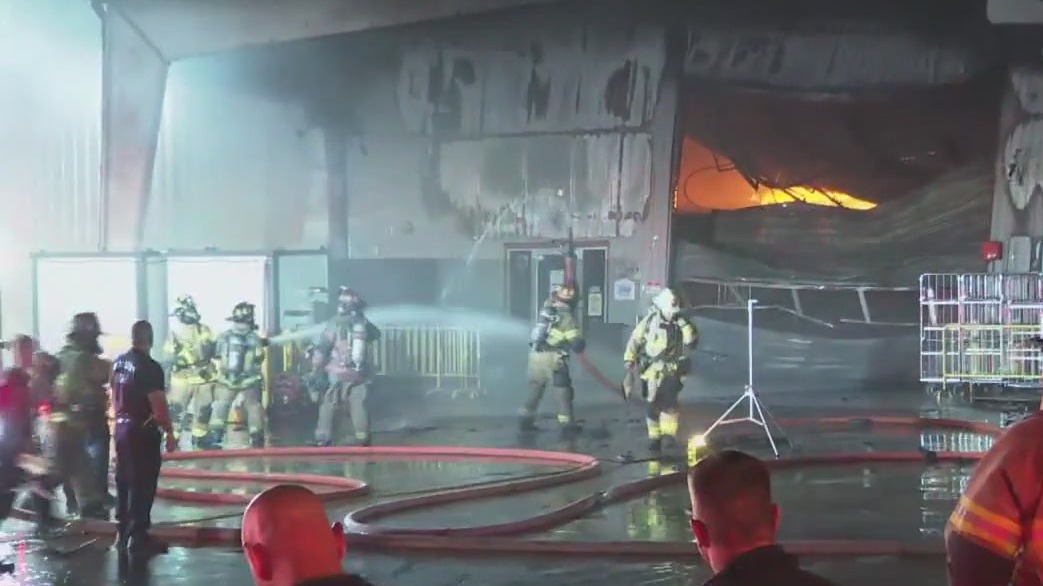 Large fire damages commercial buildings in SE Houston