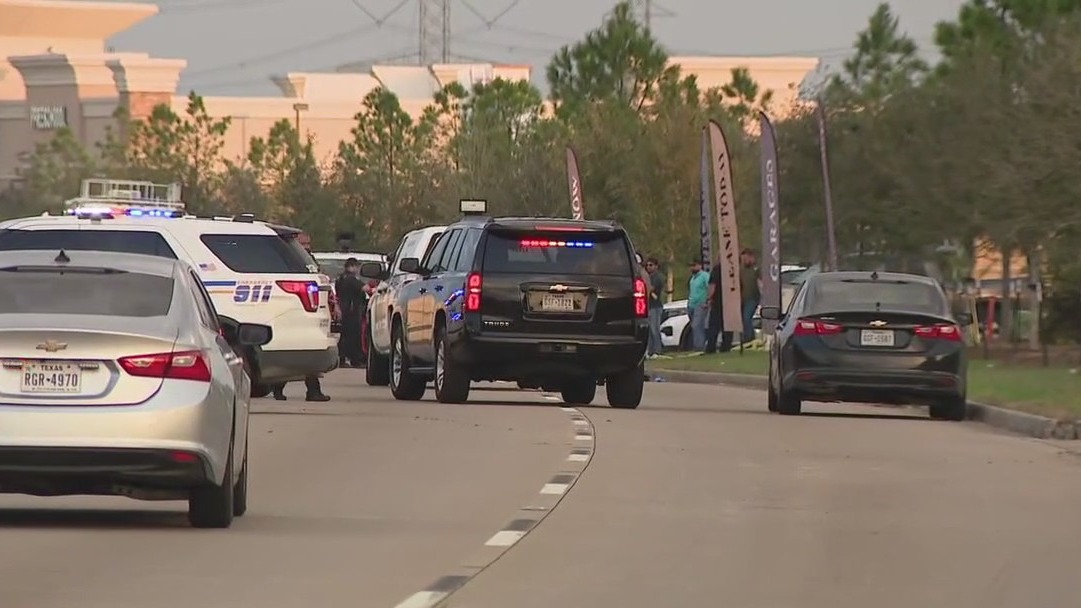 Armed suspect shot by Harris County deputy