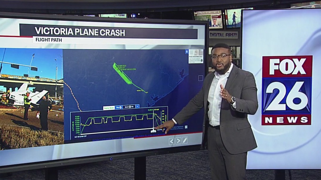 Plane crashes in Victoria, hits 3 vehicles