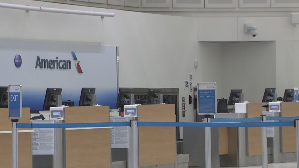 Hundreds stranded at Houston's airports due to winter storm