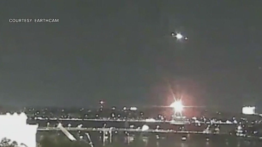 DC plane crash: Air traffic control, video at moments of collision