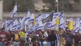 Israelis protest against prime minister regarding war in Gaza