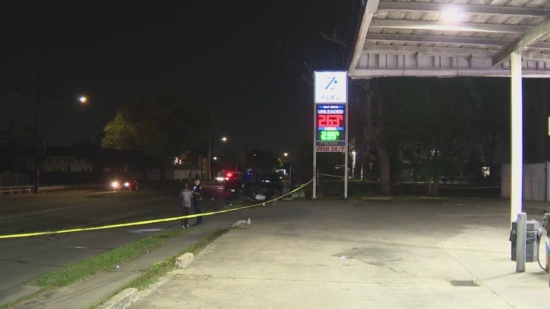 Father abandons family following high-speed crash in Houston