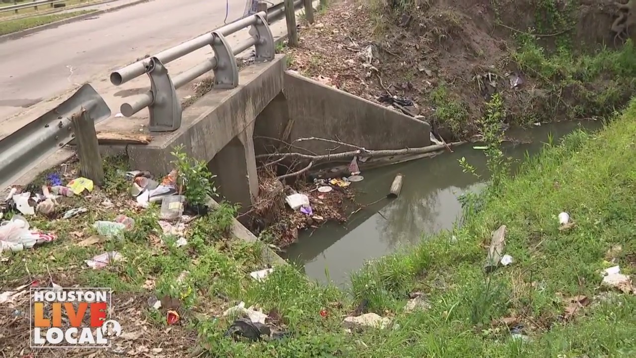 Father abandons family after Houston crash: Witnesses describe scene
