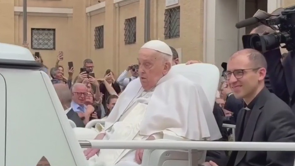 Pope Francis makes surprise Easter appearance amid recovery