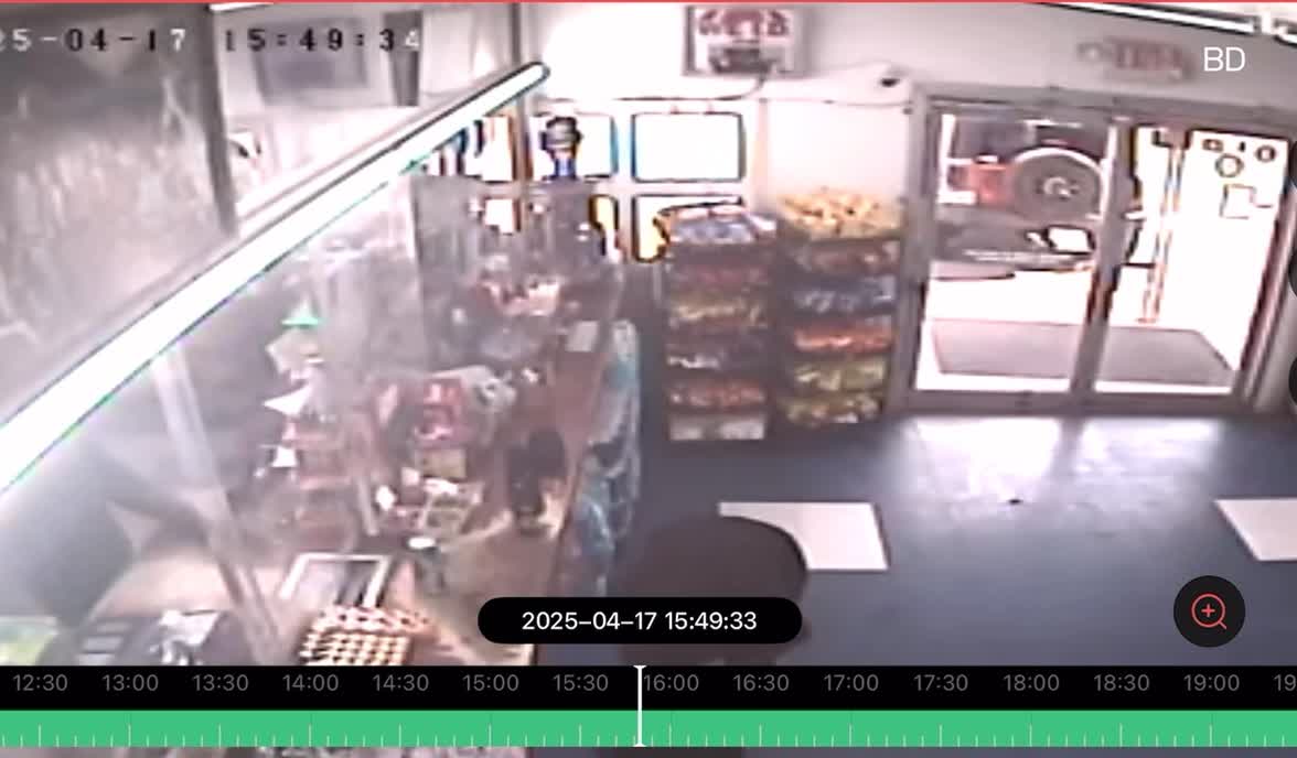 VIDEO: Woman grabs machete before being shot by FBI agent