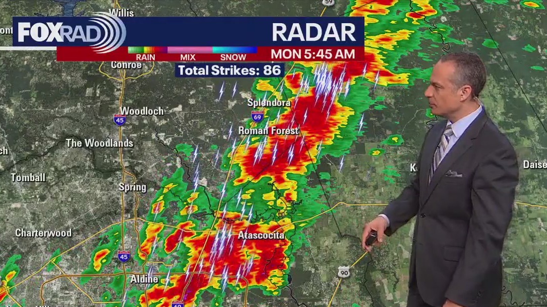 Houston weather: Scattered showers Monday morning