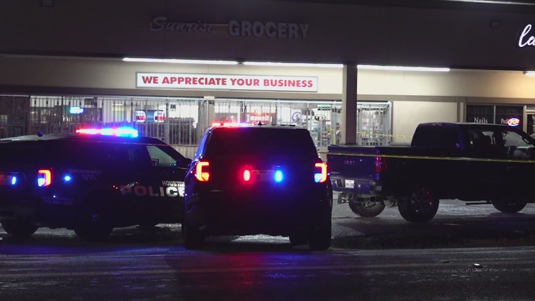 Man found dead with gunshot wounds in northwest Houston