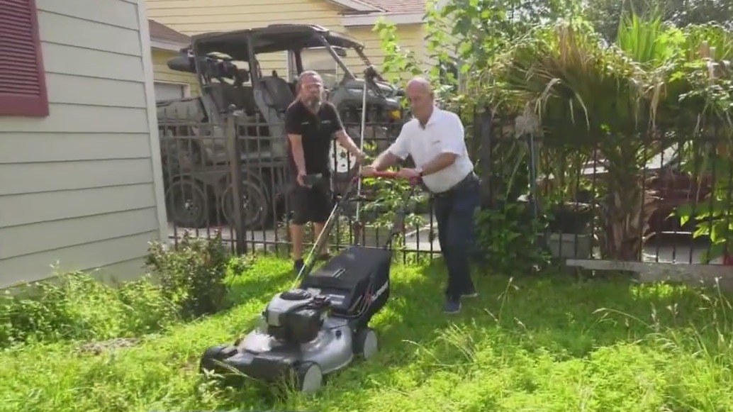 East Houston: Mayor Whitmire joins Denver Harbor club to help senior citizens with yard work