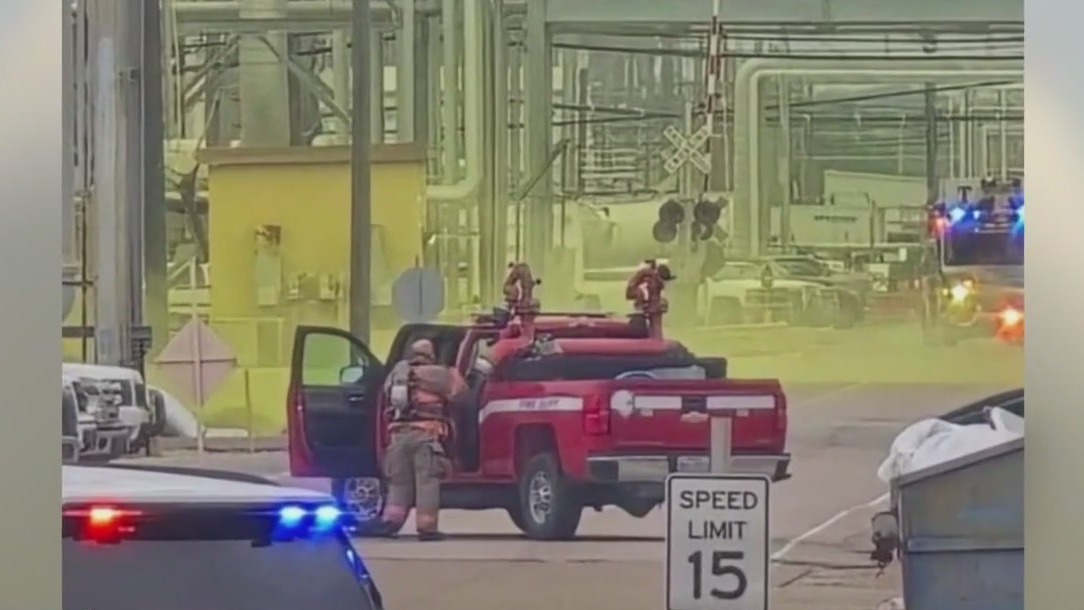 Four workers exposed following chlorine leak in Freeport