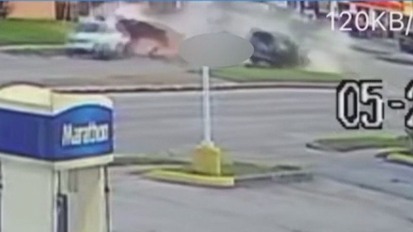 Video shows crash during police chase in southwest Houston