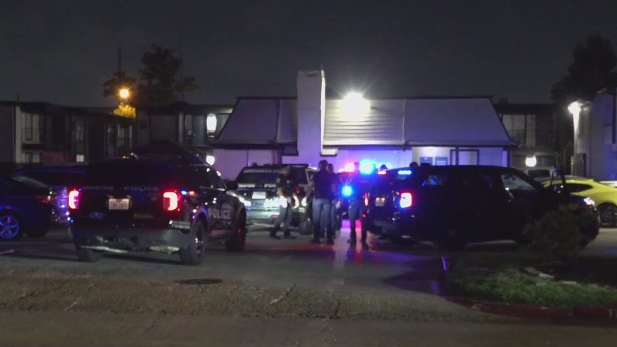 Man injured in shooting outside northwest Houston apartment complex, police say