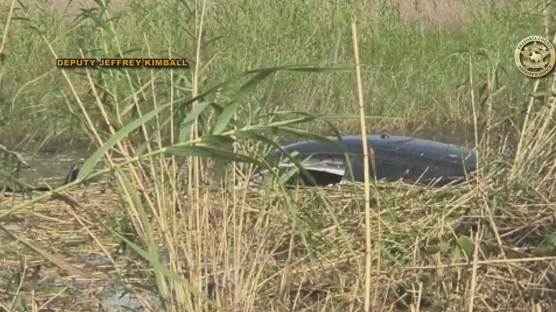 Brazoria County deputies save driver from vehicle filling with water