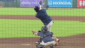 Astros' Yordan Alvarez does batting practice amid injury recovery